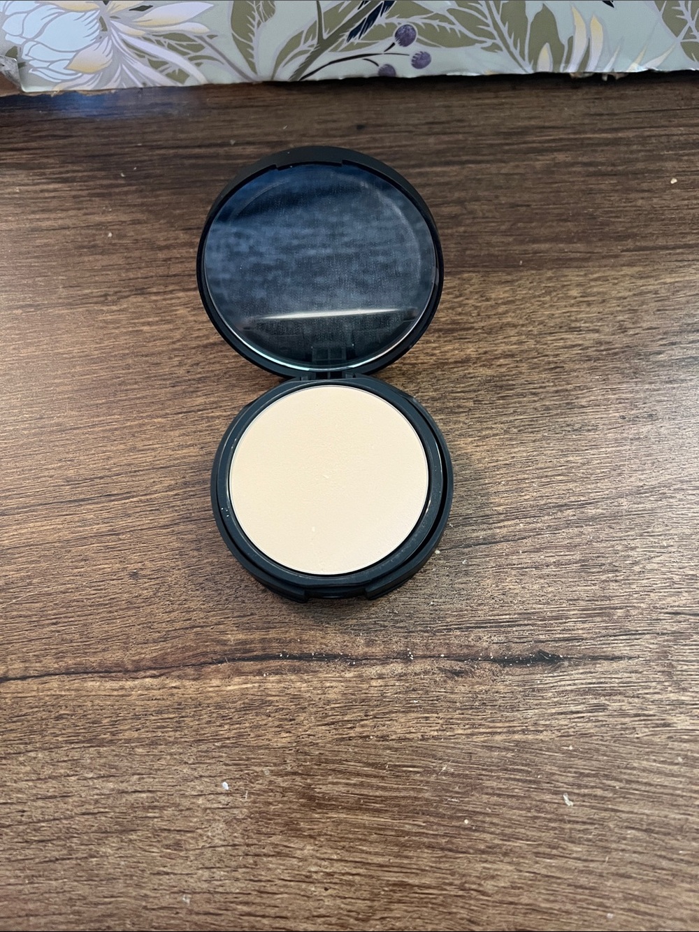 bareMinerals Pressed Setting Powder Compact - Black - Picture 4 of 5